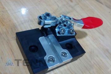 Simple clamp for clamping small tube-shaped product