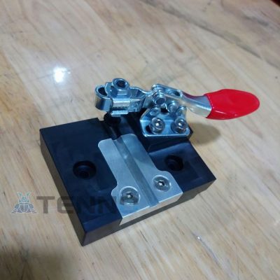 Simple clamp for clamping small tube-shaped product